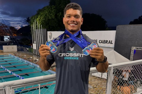 Clube AEST ganha mais de 30 medalhas de ouro em torneios de natação no Álvares Cabral